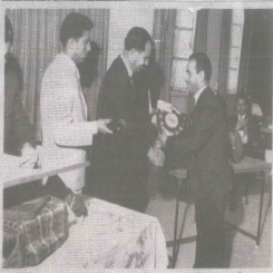 وزير الشؤون الاجتماعية يسلم درع و علم التعاون للسكرتير جمعية التقدم التعاونية بعمان عواد قموه لمجهودها البارز؛ كأحسن جمعية تعاونية في المملكة لعام 1963م.